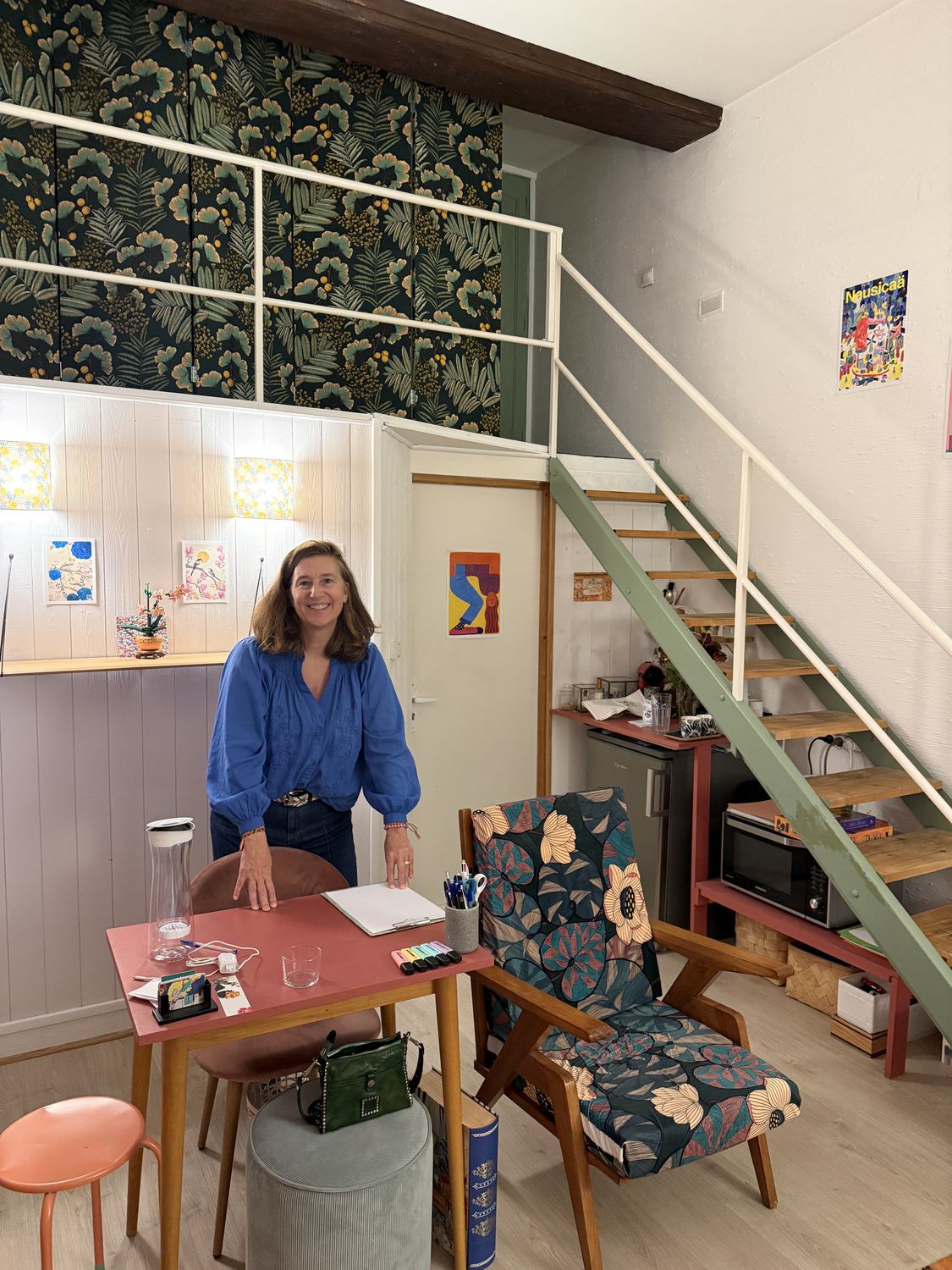 Vanina Spacensky-Riff dans son cabinet, près du bureau et d'un fauteuil fleuri.
