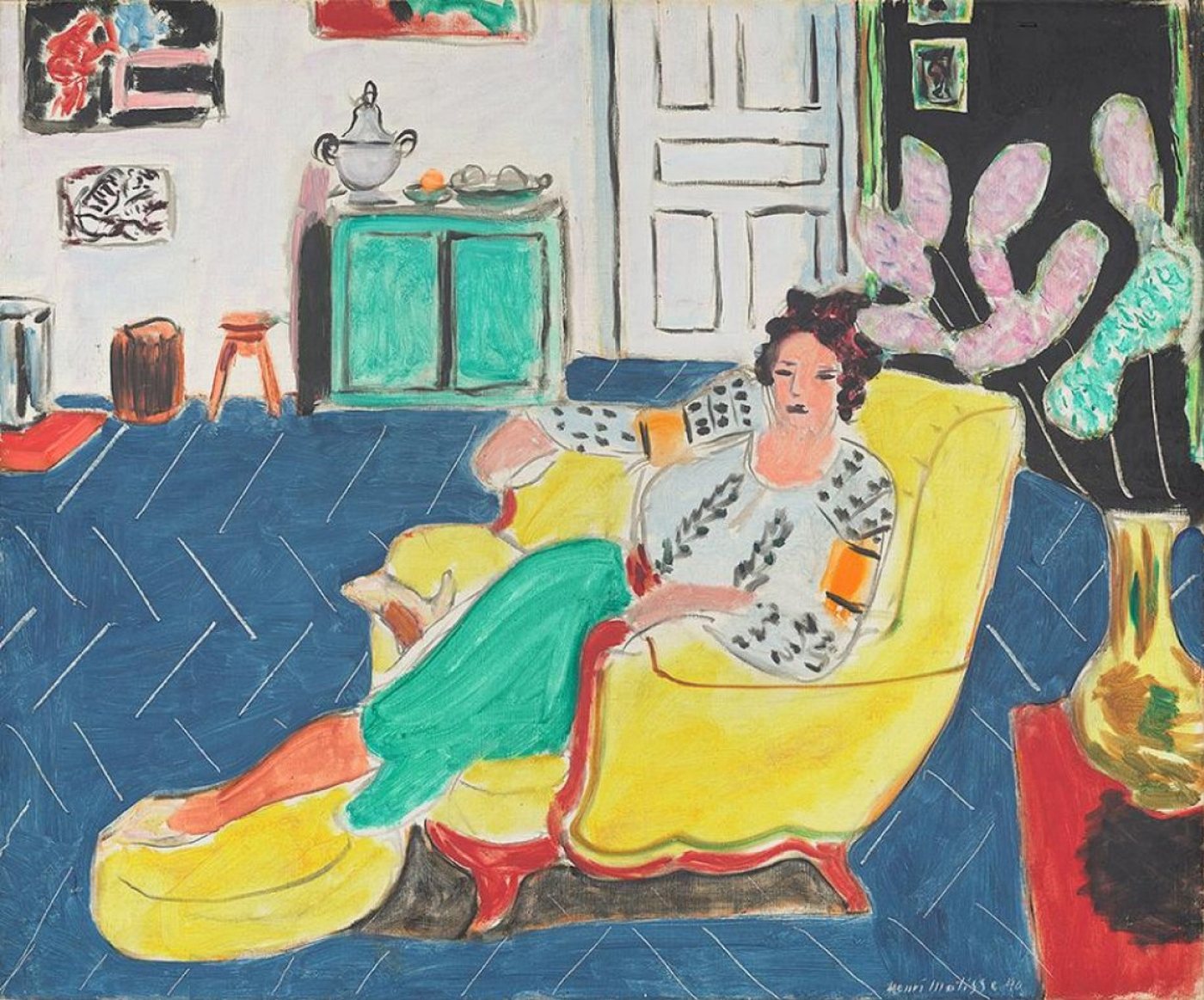 Peinture d'Henri Matisse : une femme se repose dans un grand fauteuil jaune, sur un sol bleu, entourée de plantes aux couleurs vives.